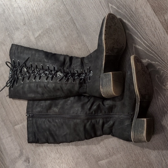 Boots - Picture 2 of 4